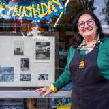 La proprietaria Mariella Gonnella ci viene incontro indicandoci subito la vetrina del suo locale, con festoni che celebrano i 100 anni dell�esercizio...